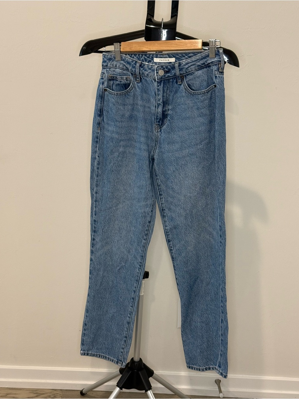 PacSun Women's Straight Leg Jeans in Light Blue Wash